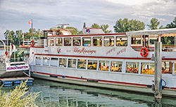 Personenschifffahrt auf dem Rhein bei Breisach