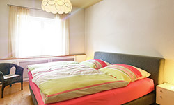 Gemütliches Schlafzimmer mit Doppelbett